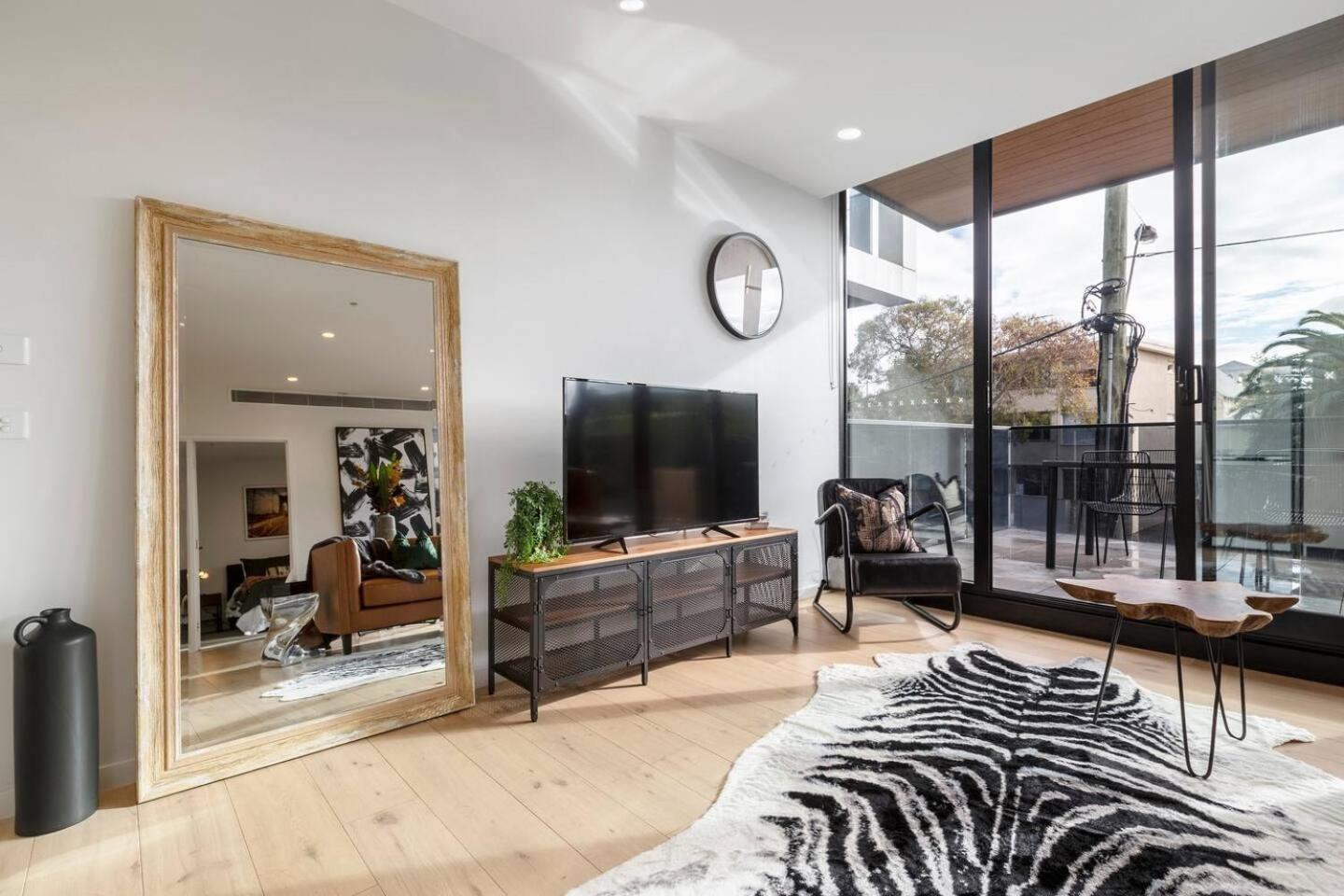 Trendy New York-Style Condo In Vibrant St Kilda Melburne Exterior foto