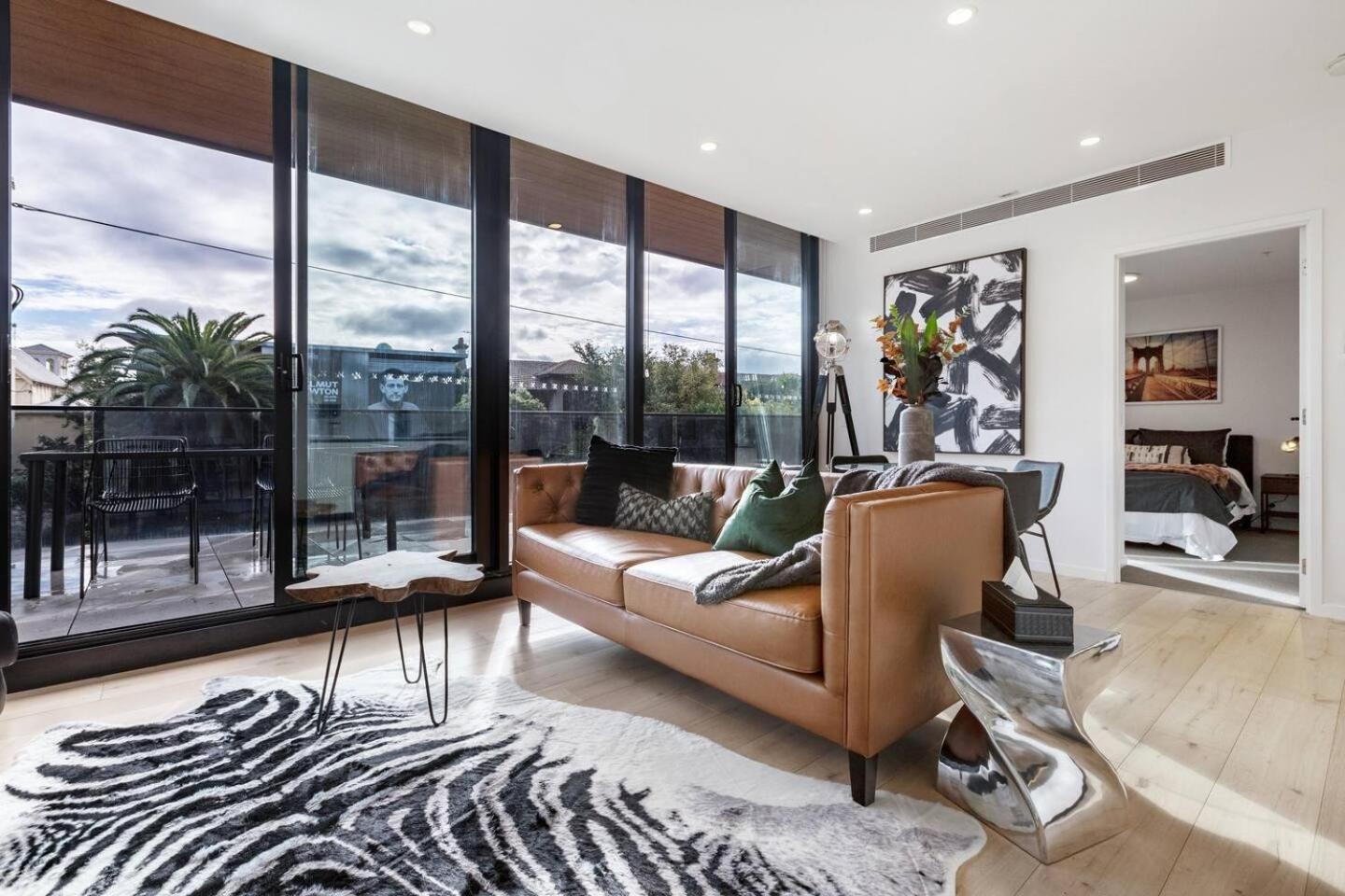 Trendy New York-Style Condo In Vibrant St Kilda Melburne Exterior foto